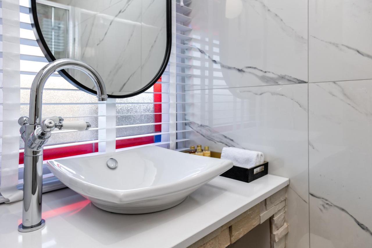 Pamper Yourself In Our Double Sized Copper Tub -2 Bedroom Villa 인버네스 외부 사진