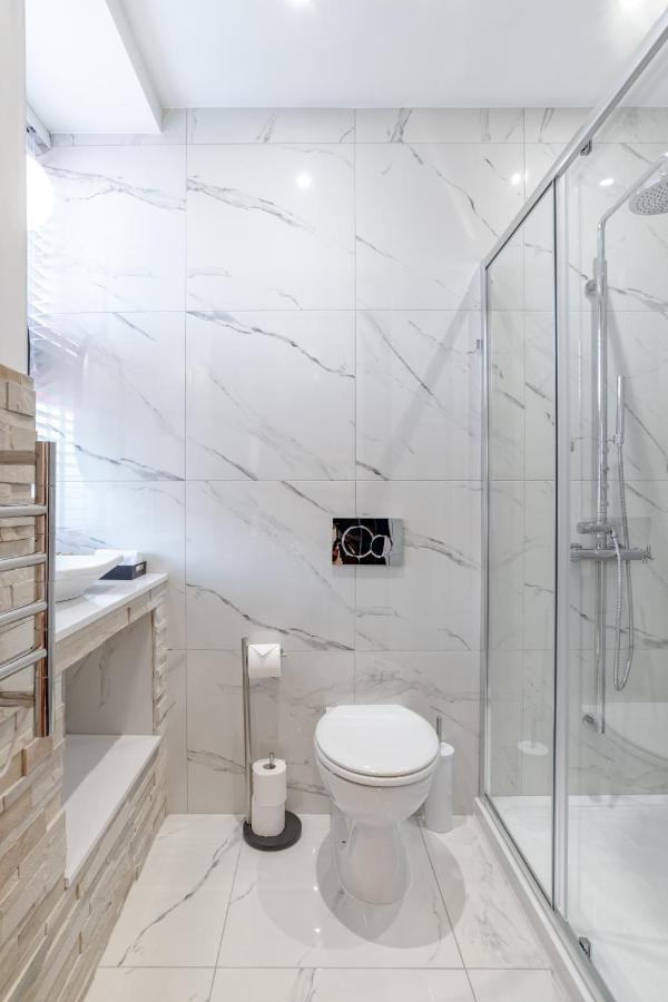 Pamper Yourself In Our Double Sized Copper Tub -2 Bedroom Villa 인버네스 외부 사진