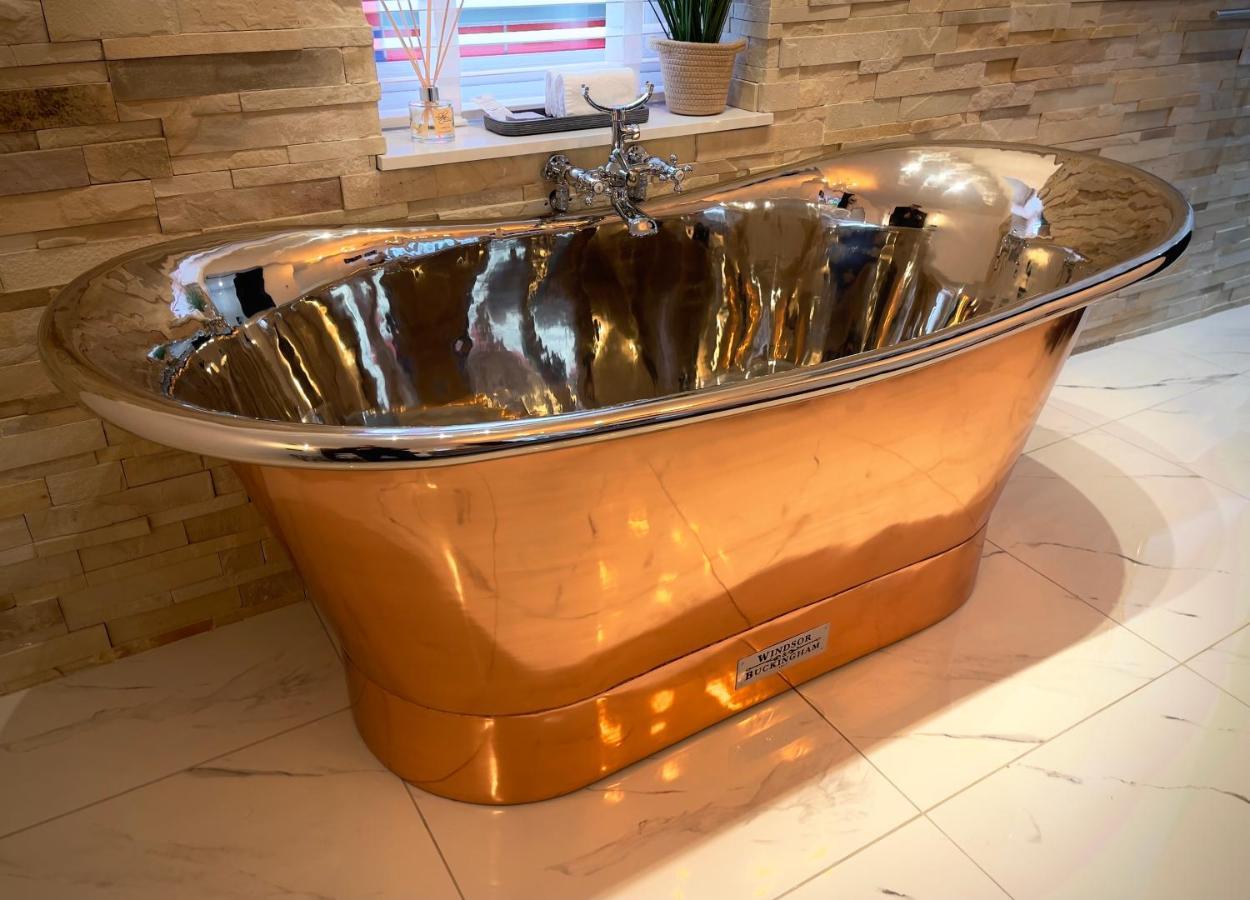 Pamper Yourself In Our Double Sized Copper Tub -2 Bedroom Villa 인버네스 외부 사진