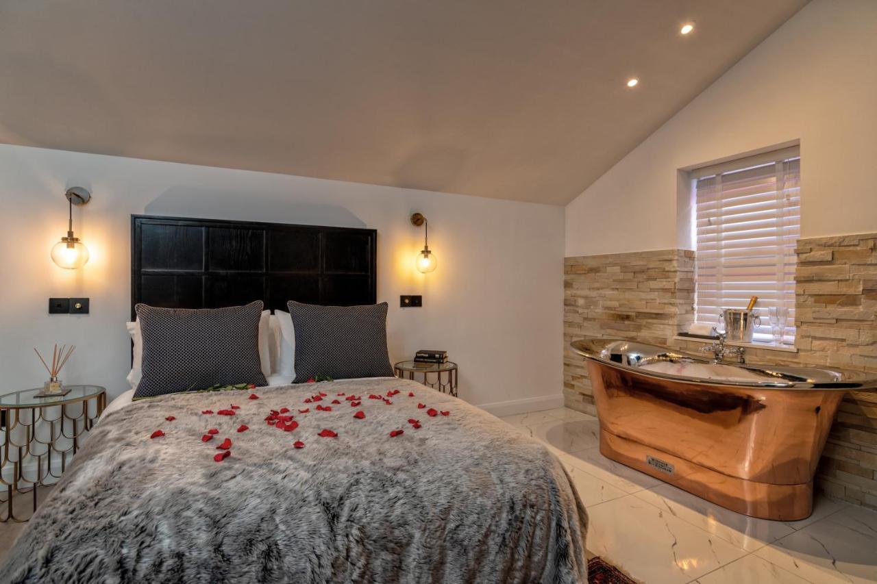 Pamper Yourself In Our Double Sized Copper Tub -2 Bedroom Villa 인버네스 외부 사진